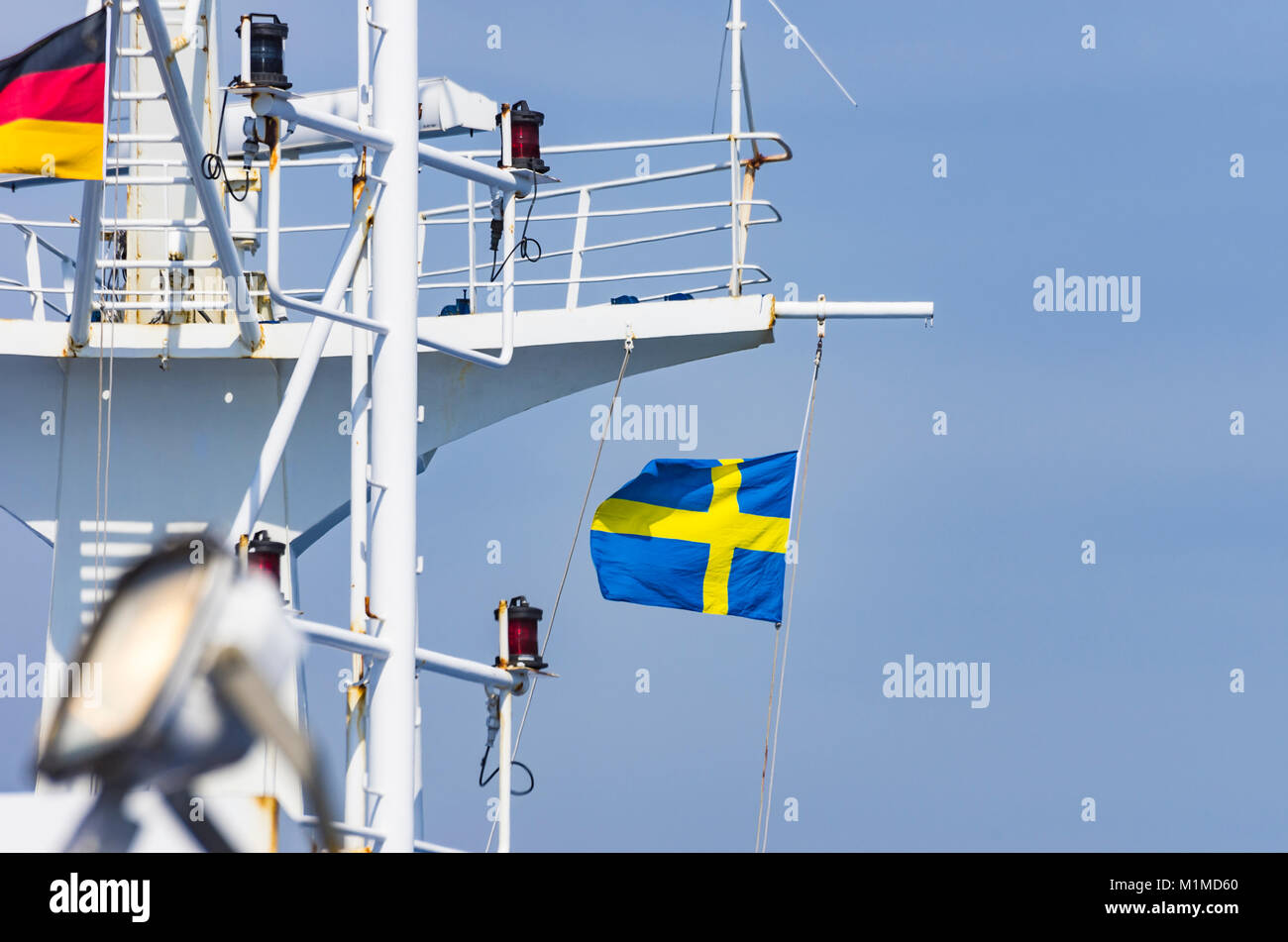 Deutsche und schwedische Flagge an einem Mast einer Fährverbindung zwischen Deutschland und Schweden. Stockfoto