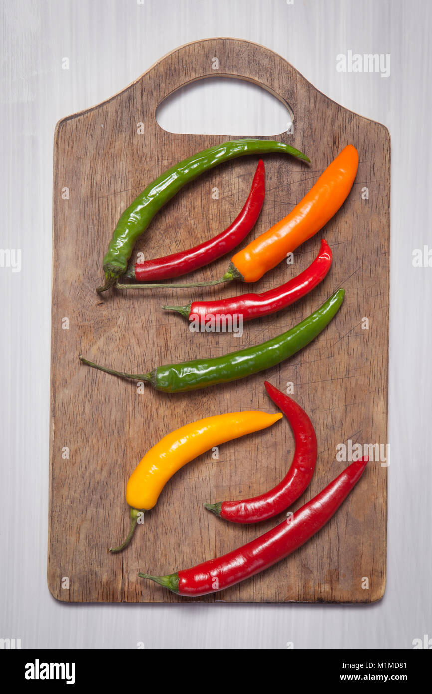 Hot Pepper auf Schneidebrett Stockfoto