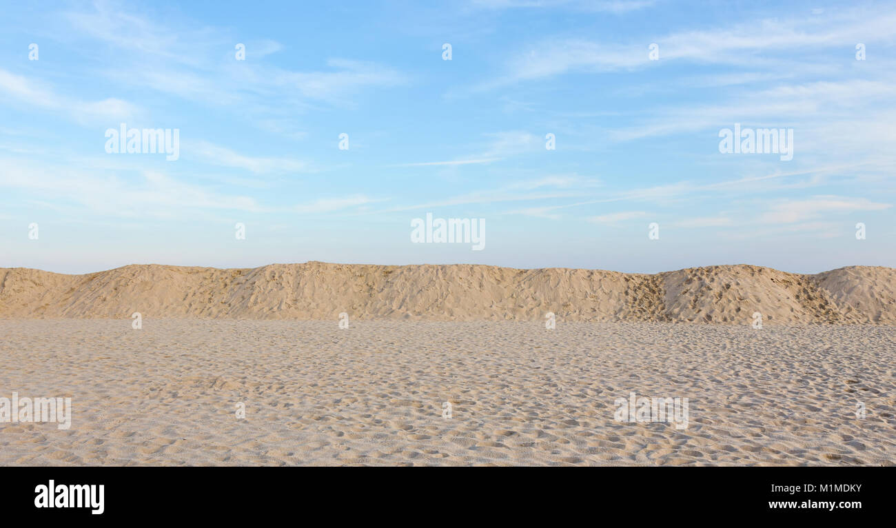 Einen Sandstrand mit hohen Dünen am Point Pleasant, New Jersey Stockfoto