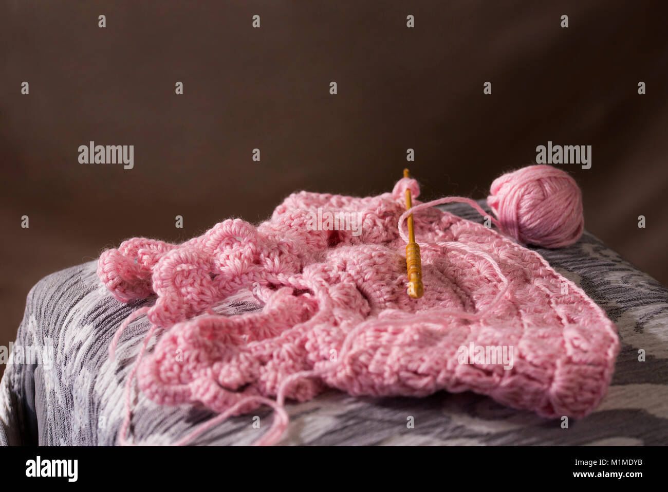 Häkeln. Das Konzept der Hobbys und Freizeitaktivitäten. Stockfoto