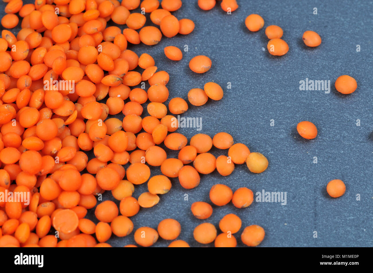 Rote Linsen auf einer Schiefertafel Platte Stockfoto
