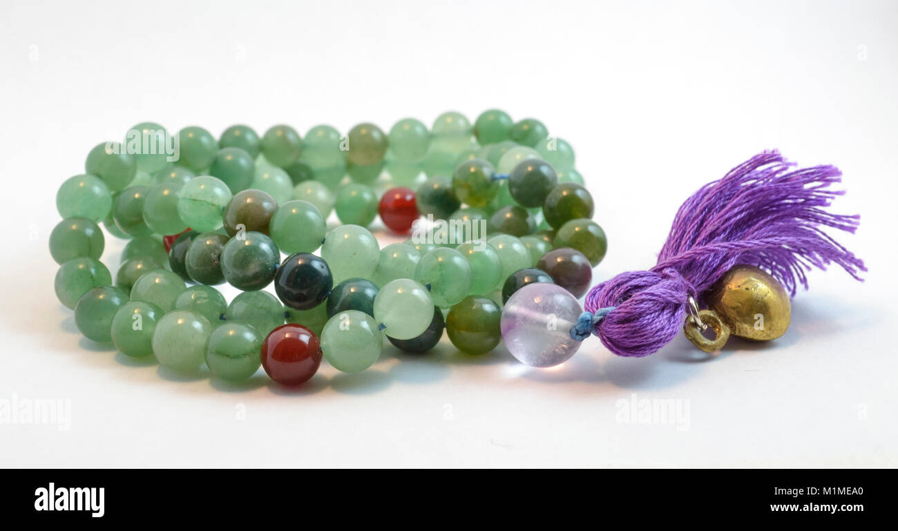 Schöne isoliert Jade Mala mit einem violetten Quaste, beten Perlen Stockfoto