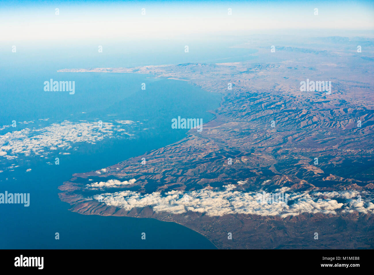 Flugzeug Blick auf Nordafrika Kontinent und das Mittelmeer. Stockfoto