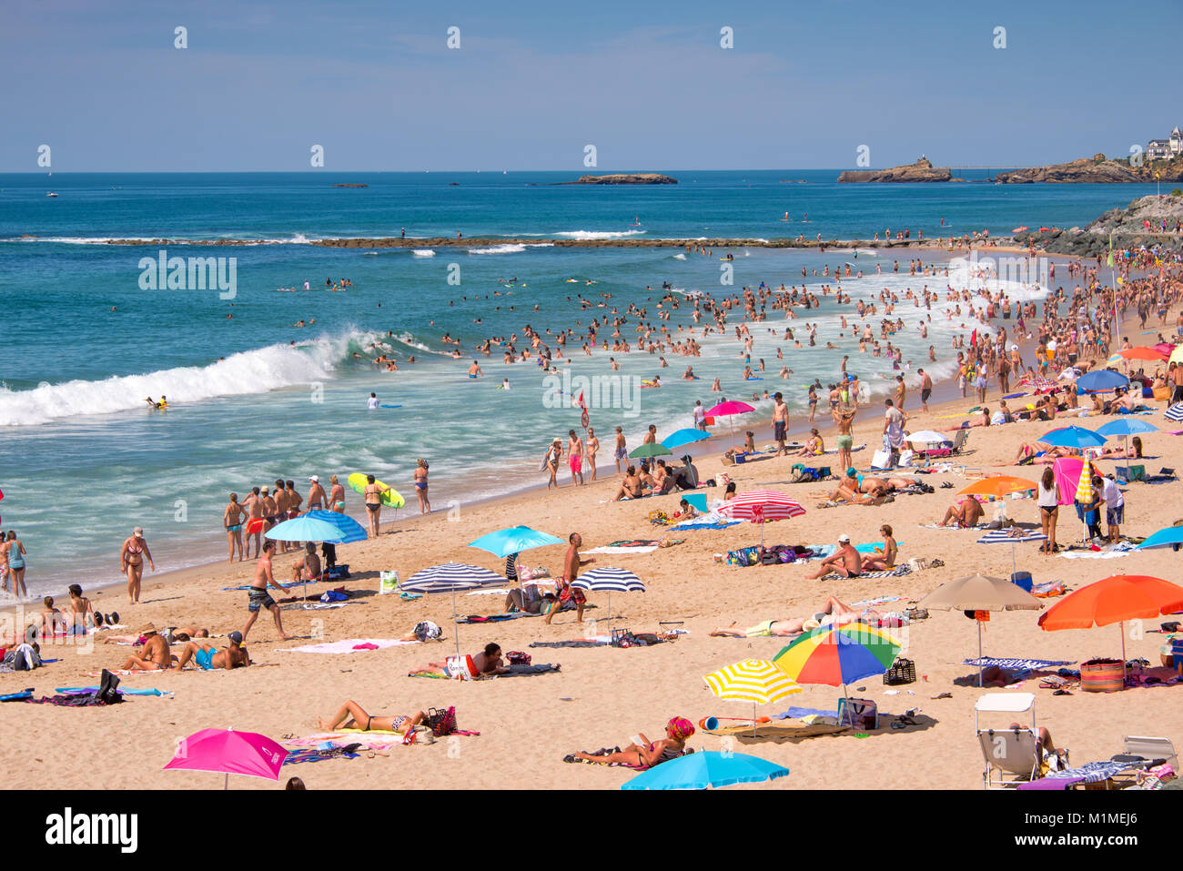 Touristen im Sommer auf Milady Strand in Biarritz, Frankreich Stockfoto