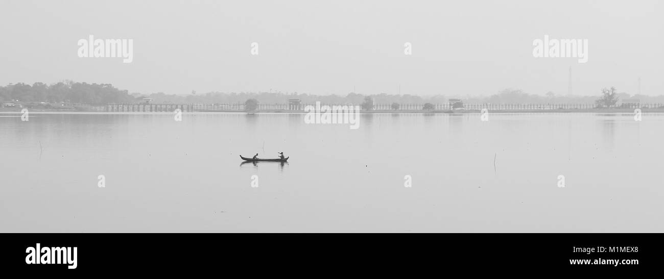 Boot auf einem See in Asien Stockfoto