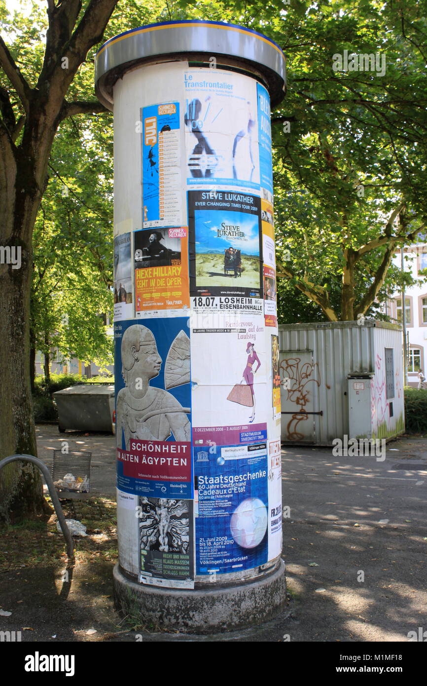 Straßenschilder mit Plakaten, Spalte, Rundschreiben, Malcolm Buckland Stockfoto