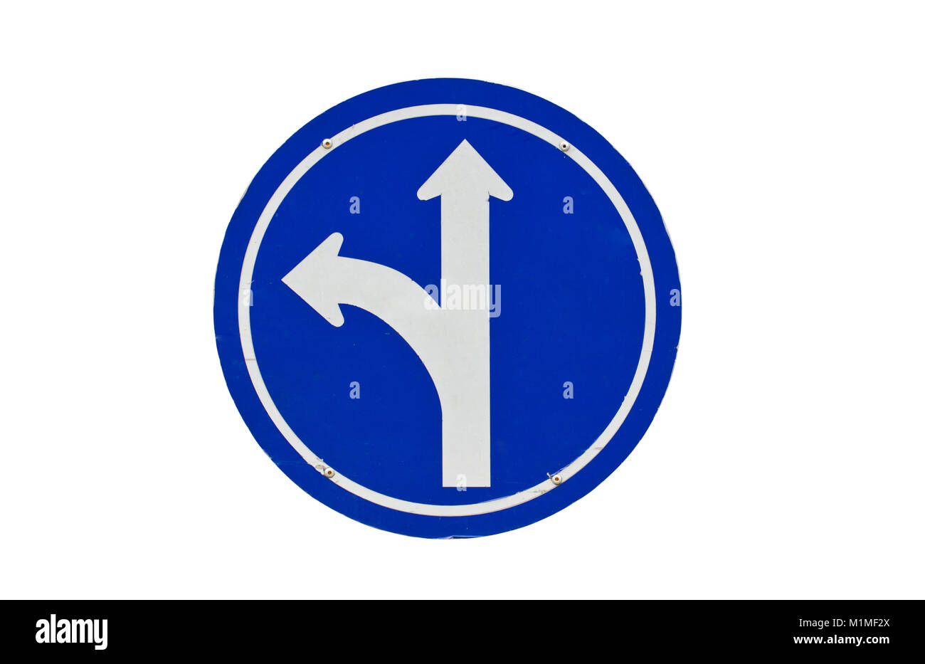 Gerade oder Links vor, Fahrbahn Route Richtung auf Weiß isoliert. Stockfoto
