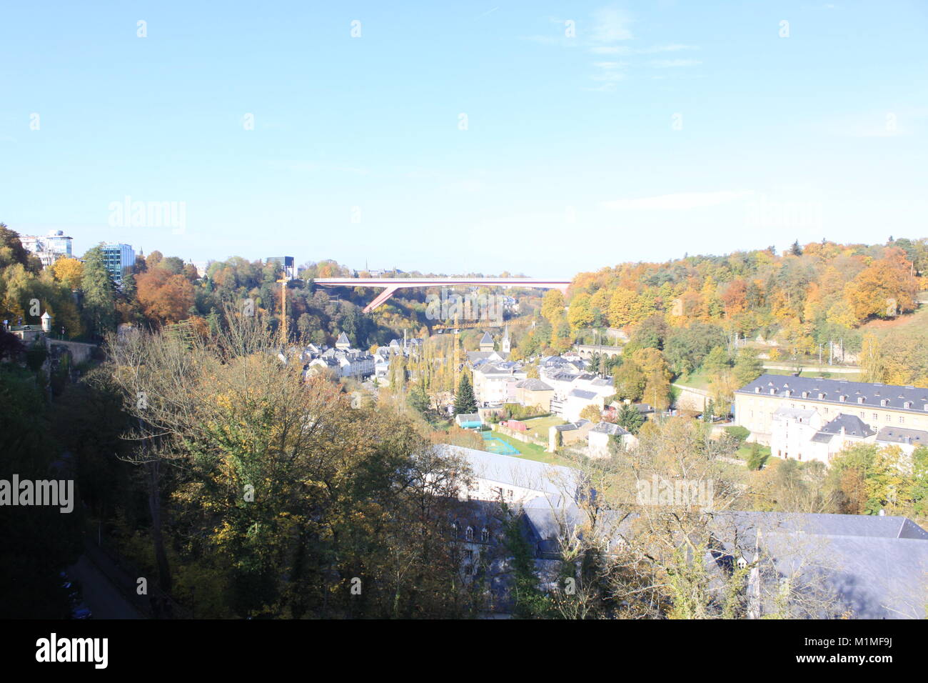 Großherzogin Charlotte Bridge, Luxemburg, Blick auf die Stadt, Fluss, Malcolm Buckland Stockfoto