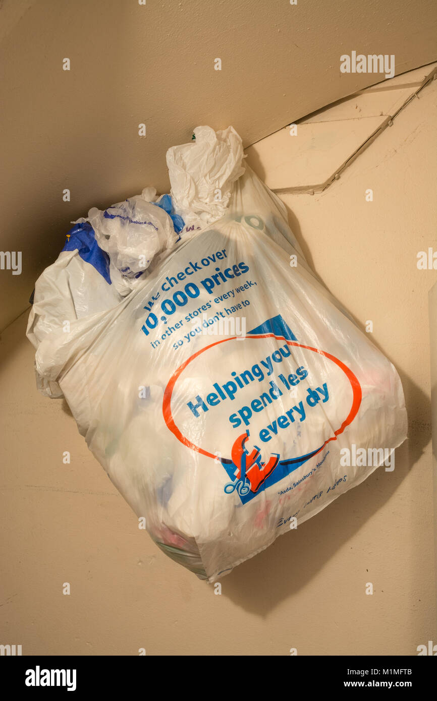 Kunststoff Tragetasche voller mehr Plastiktüten in einem Schrank hängenden-Konzept der Wiederverwendung von Plastiktüten Stockfoto