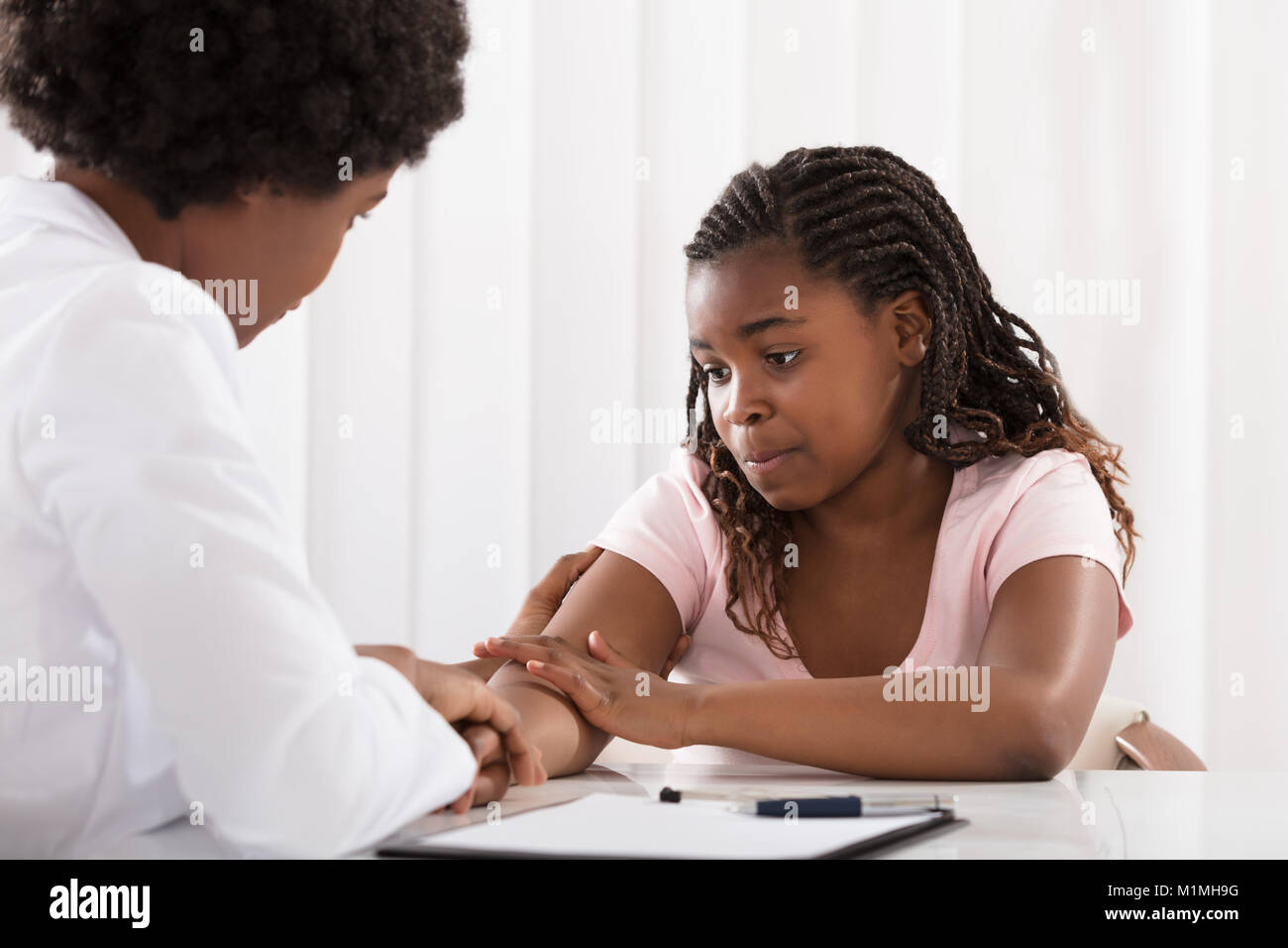 Portrait von Ärztin Tröstend gedrückt Patient Stockfoto