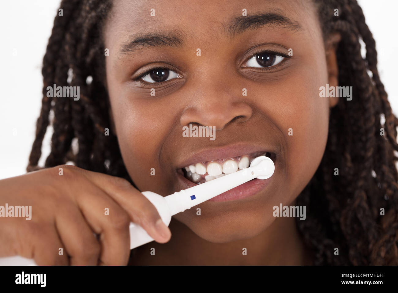 Porträt eines afrikanischen Mädchen putzen Ihre Zähne Stockfoto