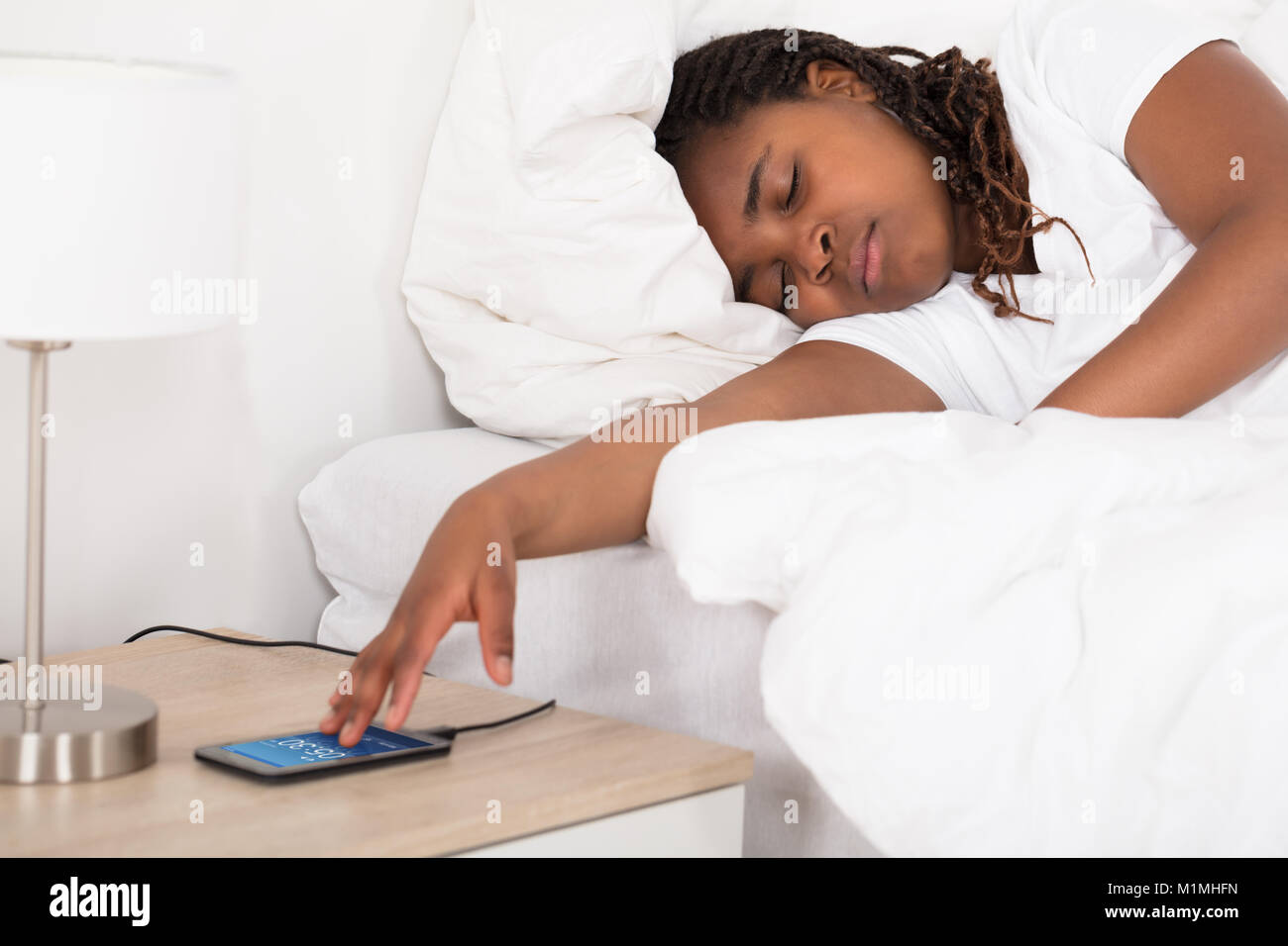 Close-up ein afrikanisches Mädchen schlafend auf dem Bett Stockfoto