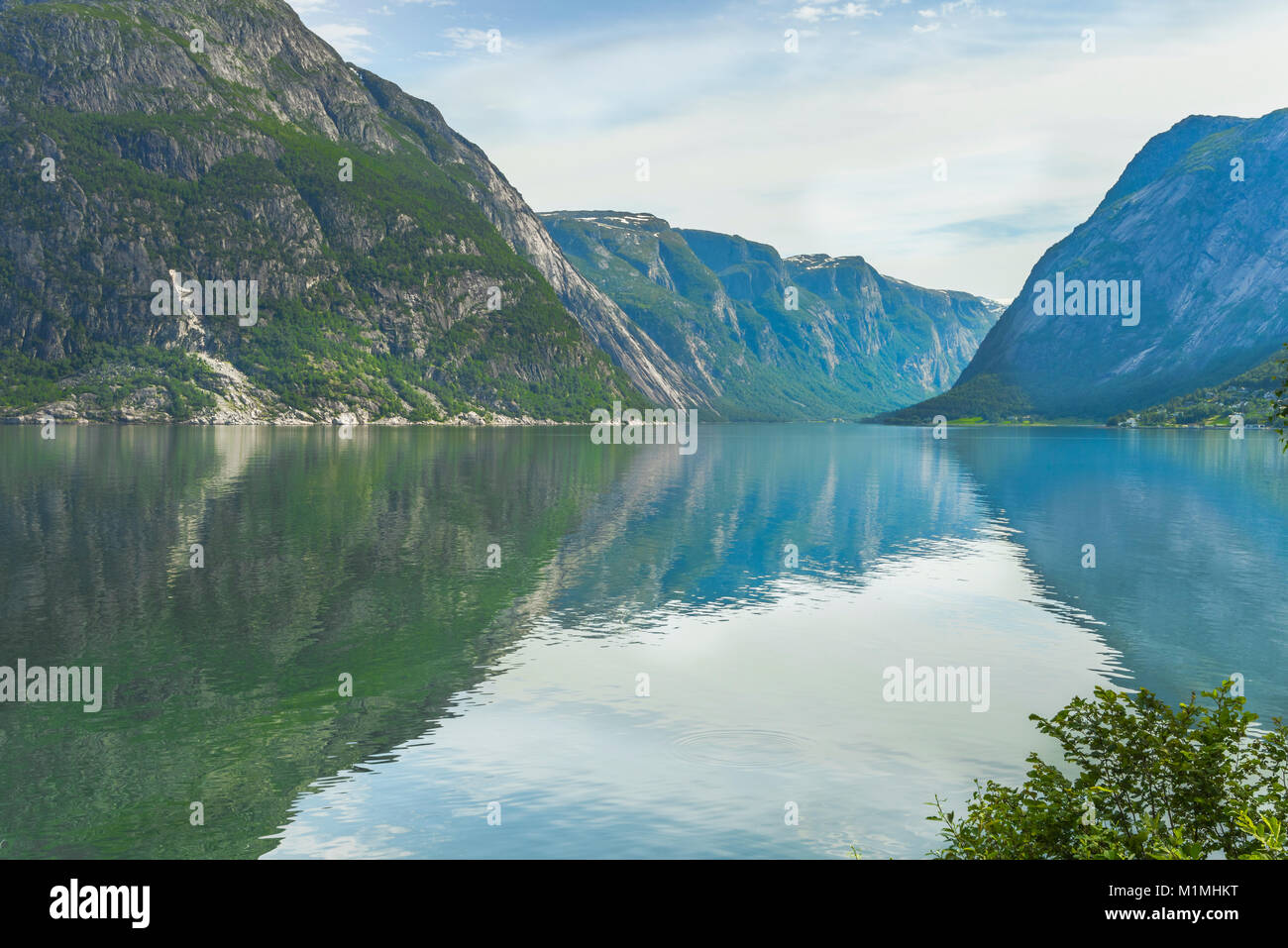 Die eidfjorden mit Reflexionen in der nähe von Eidfjord Dorf an der Küste auf der rechten, Norwegen, Skandinavien, Fjord mit Blick auf Simadalsfjorden Stockfoto