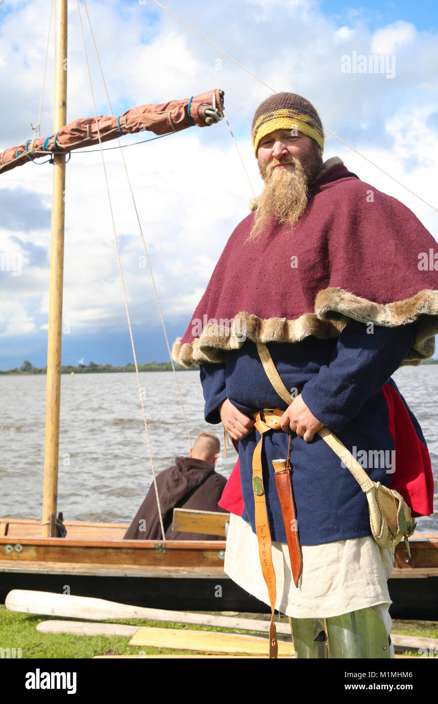 Viking dress Fotos und Bildmaterial in hoher Auflösung Alamy