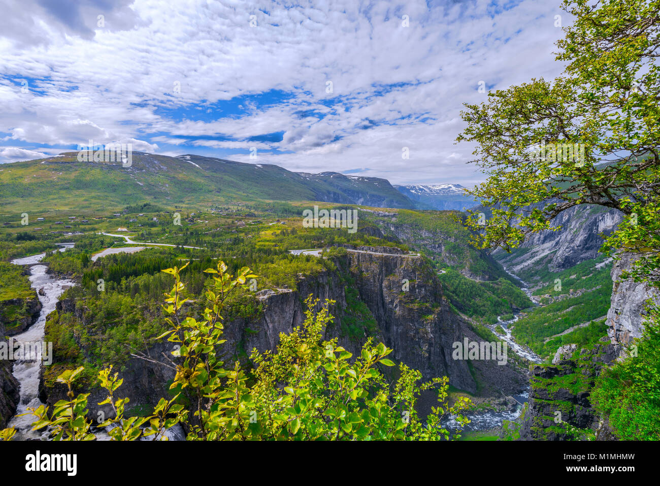 Wasserfalls Voringfossen mit Landschaft und das Panorama Blick über die Hochebene und Canyon des Mabodalen, Norwegen, Skandinavien, auch Voringsfossen Stockfoto