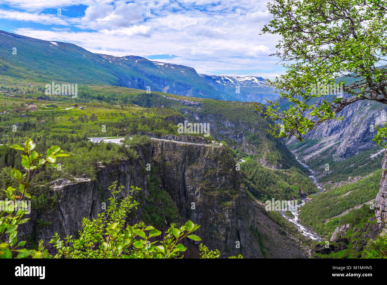 Wasserfalls Voringfossen und Panorama Blick über die Hochebene und Berge und Canyons des Mabodalen, Norwegen, Skandinavien, auch Voringsfossen Stockfoto