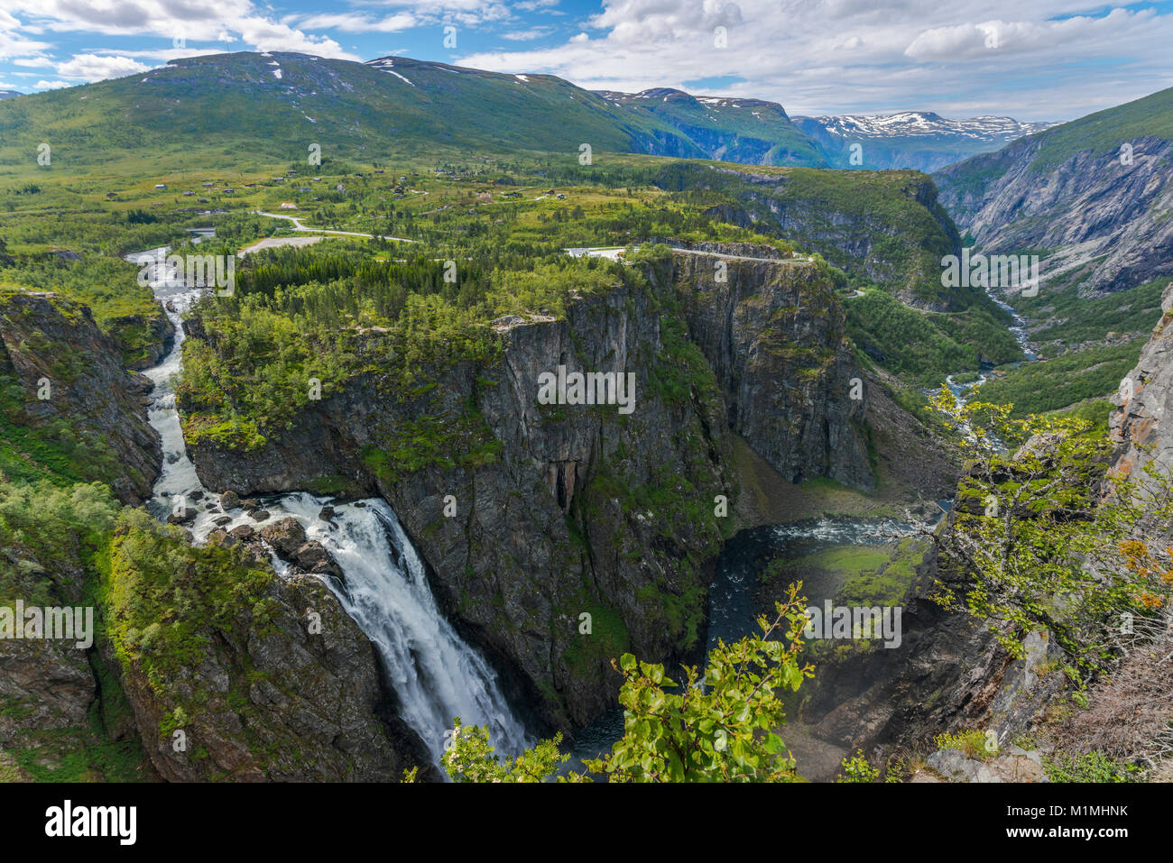 Wasserfalls Voringfossen und der Schlucht des Mabodalen, Norwegen, Skandinavien, auch Voringsfossen, Panorama mit Plateau und Gebirge Stockfoto
