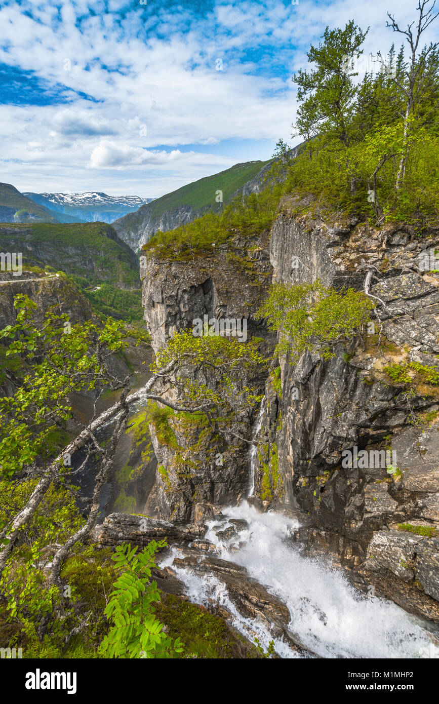 Wasserfalls Voringfossen in die wilde Landschaft Mabodalen, Norwegen, Skandinavien, auch Voringsfossen, Blick auf die schneebedeckten Berge im Hintergrund Stockfoto