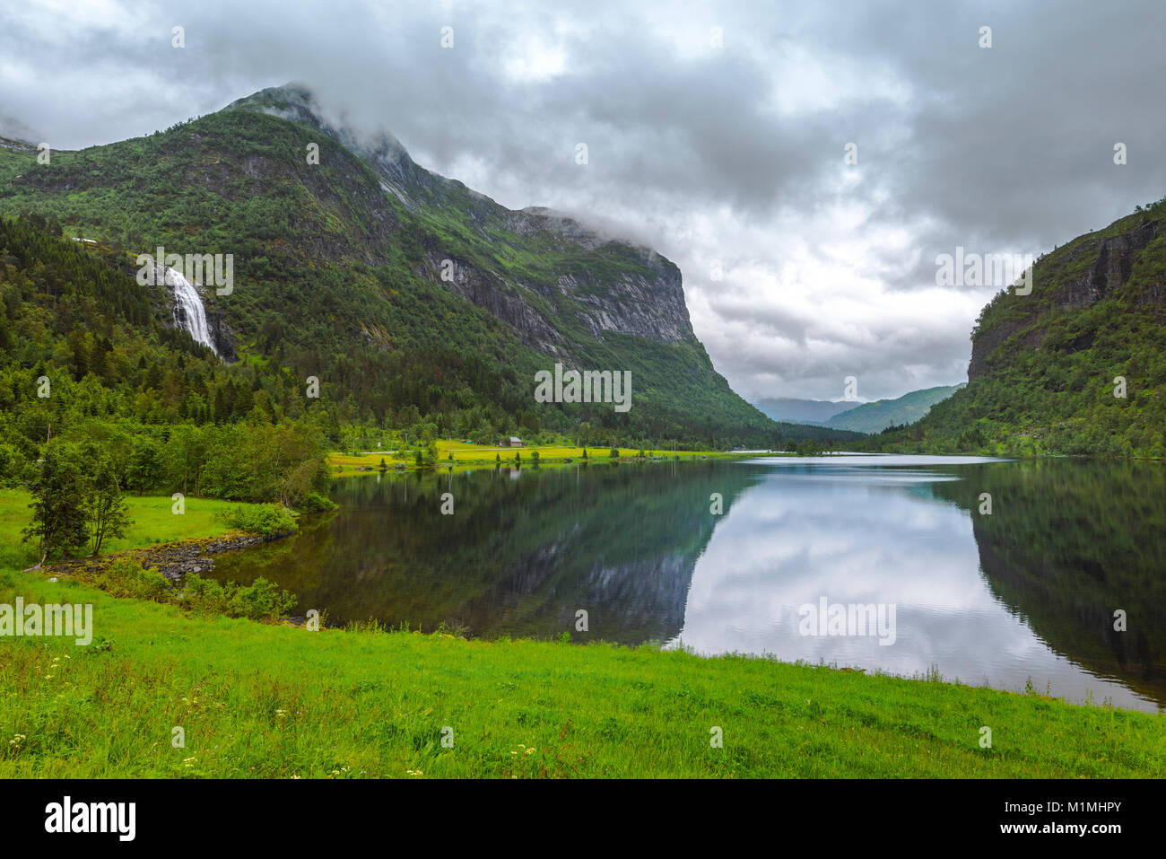 See Espeland und Espeland Espelandfalls, Tal, Grafschaft Akershus, Norwegen, Skandinavien, Reflexion auf die umliegenden Berge im Wasser Stockfoto