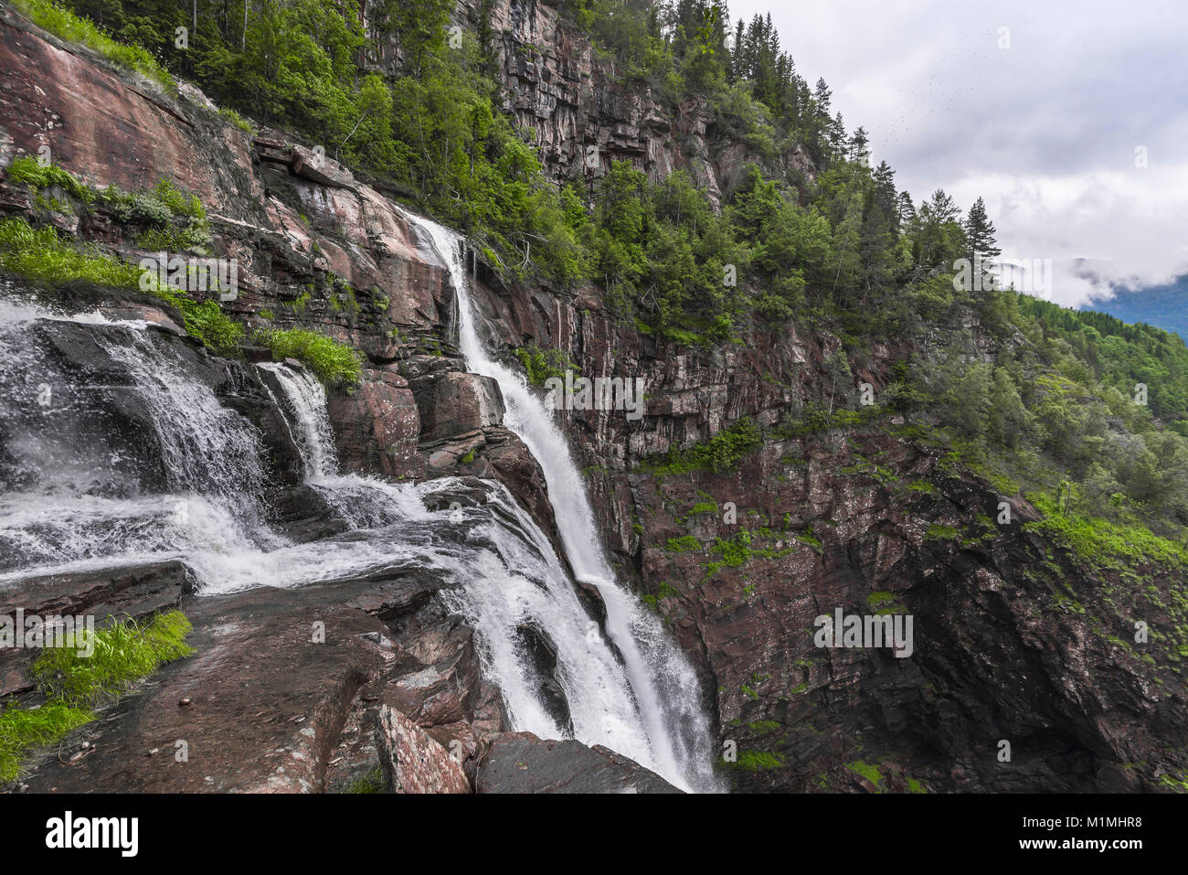 Skjervefossen Wasserfall in der Nähe von Granvin, Bezirk Hardanger, Norwegen, Skandinavien, oberer Abschnitt, Cascade in wilde und raue Landschaft Stockfoto