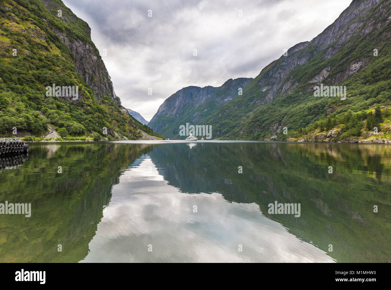 Die Naeroyfjorden in Gudvangen, Norwegen, Skandinavien, malerische Landschaft mit Reflexion auf die Berge im Wasser der Förde Stockfoto