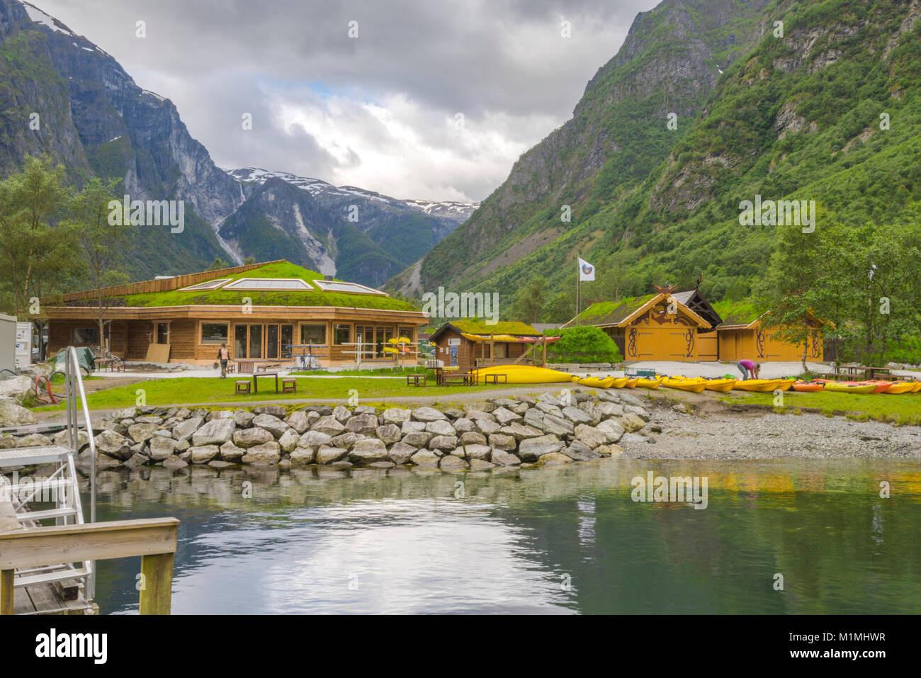 Die Bucht von Gudvangen, seashore Der Naeroyfjorden, Norwegen, Blick vom Meer zu den Bergen des Naeroydalen Tal, Gudvangen Fjordtell Stockfoto