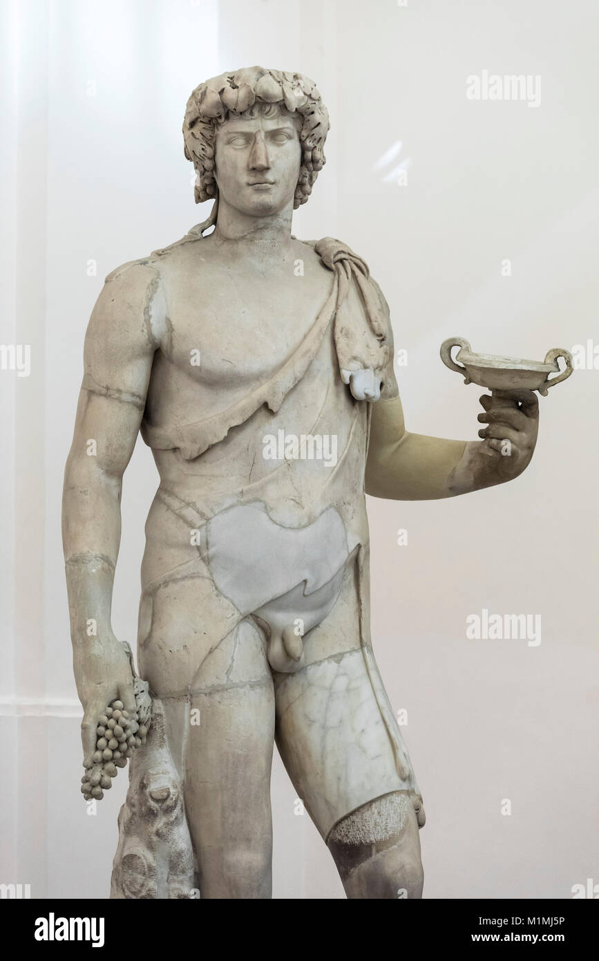 Neapel. Italien. Antinous-Bacchus Holding eine Weintraube und Kylix, römische Skulptur, 2. Jahrhundert n. Chr. Museo Archeologico Nazionale di Napoli. Napl Stockfoto