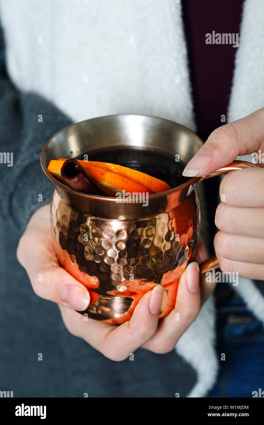 Frau mit einem kupfernen Tasse mit Glühwein Stockfoto