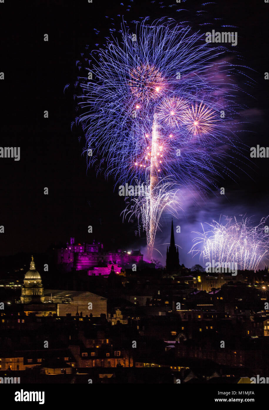 Feuerwerk zu Neujahr, Edinburgh, Schottland, Großbritannien Stockfoto