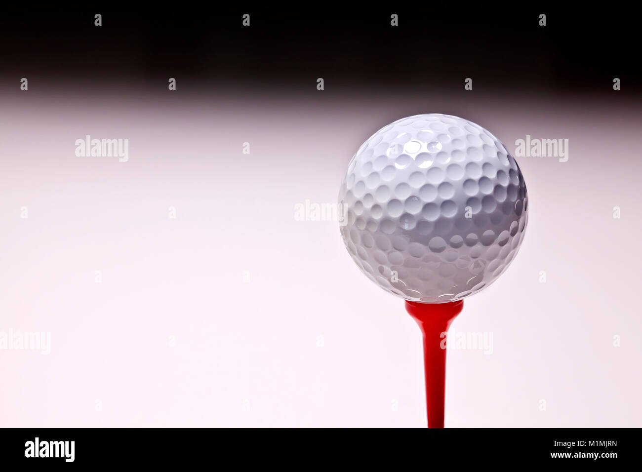 Weißen Golf Ball auf roten T-Stück peg Stockfoto