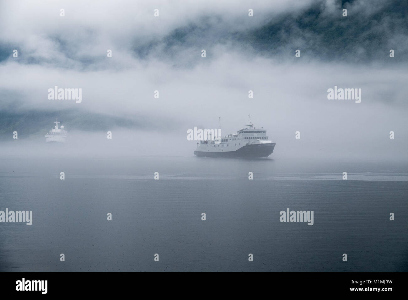 Boote segeln auf Geiranger Fjord im Nebel, Mehr Og Romsdal, Norwegen Stockfoto