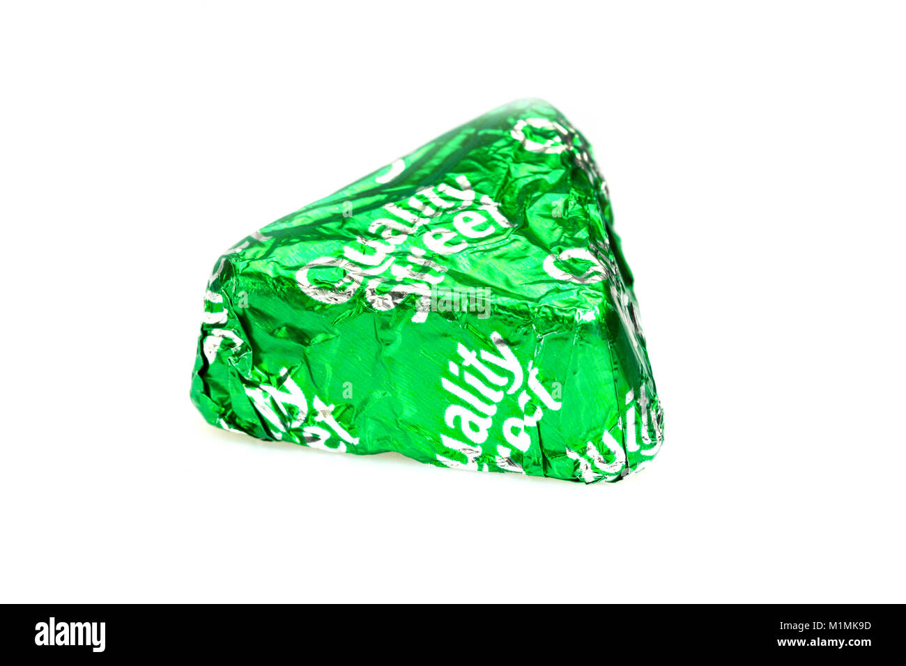 Das grüne Dreieck Quality Street Schokolade auf weißem Hintergrund  Stockfotografie - Alamy