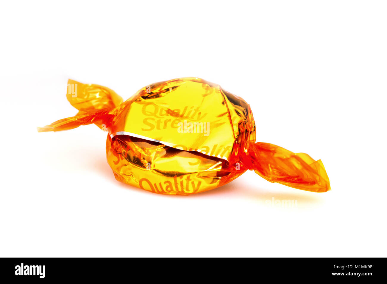 Toffee Penny Quality Street Schokolade auf weißem Hintergrund Stockfoto