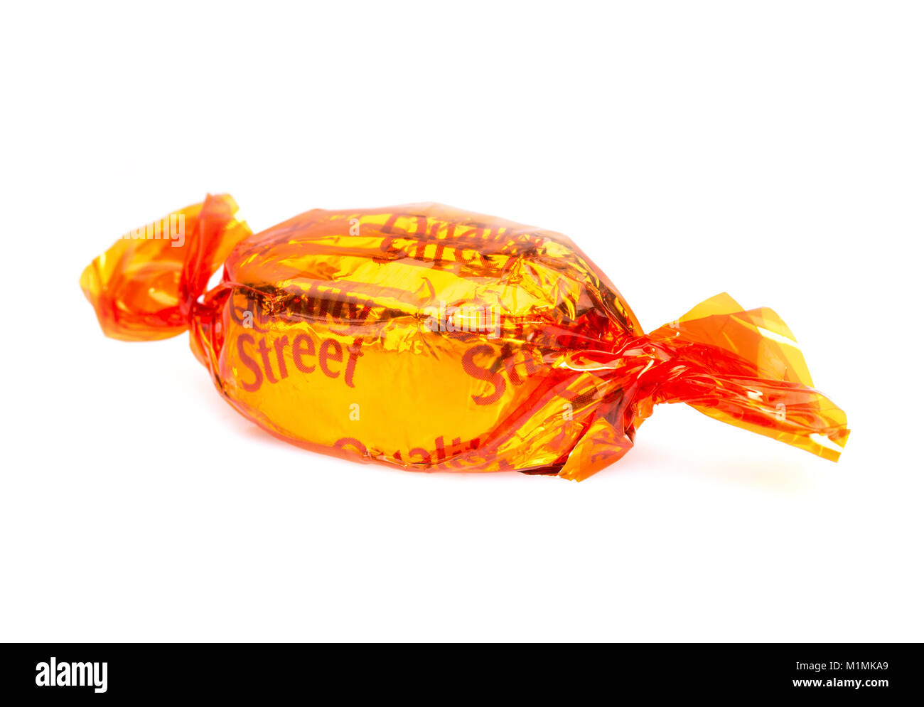 Orange Creme Quality Street Schokolade auf weißem Hintergrund Stockfoto