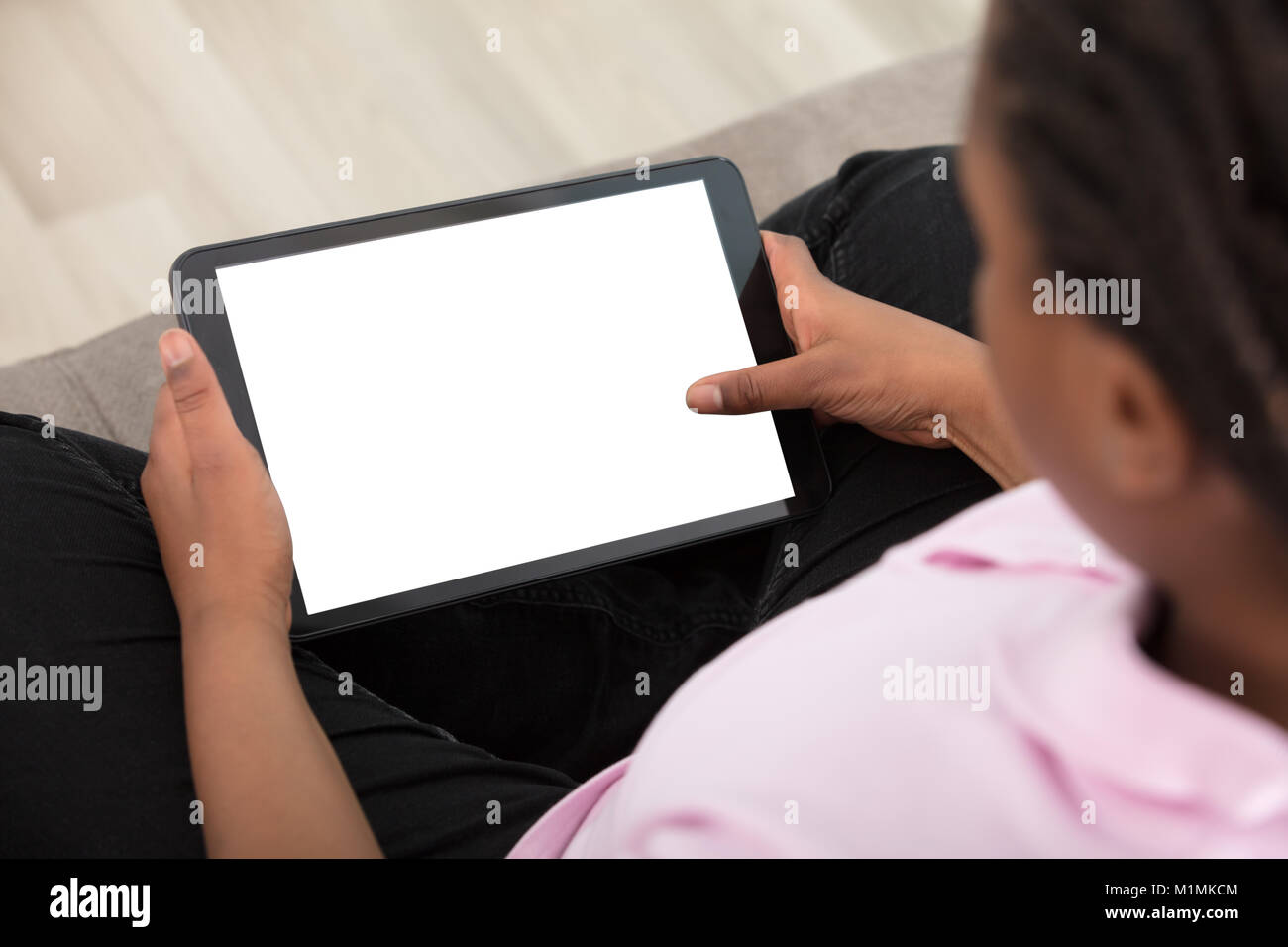 Erhöhte Ansicht eines Mädchen, dass digitale Tablet mit weißen Leerer Bildschirm Stockfoto