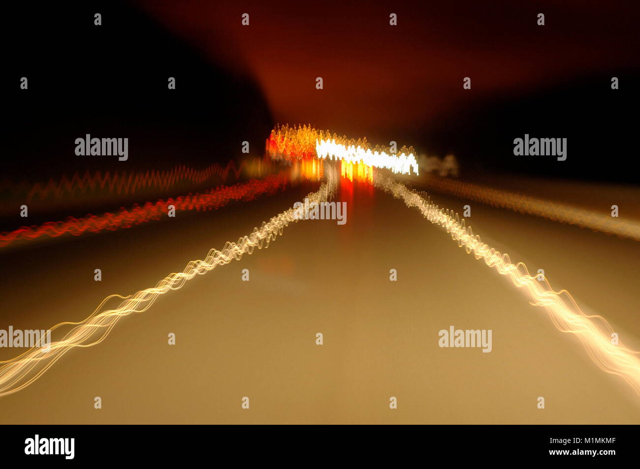 AJAXNETPHOTO. Autobahn M3, England. - Nachts fahren auf der Autobahn M3 entfernt. Foto: Jonathan Eastland/AJAX REF: R 62611 1251 Stockfoto
