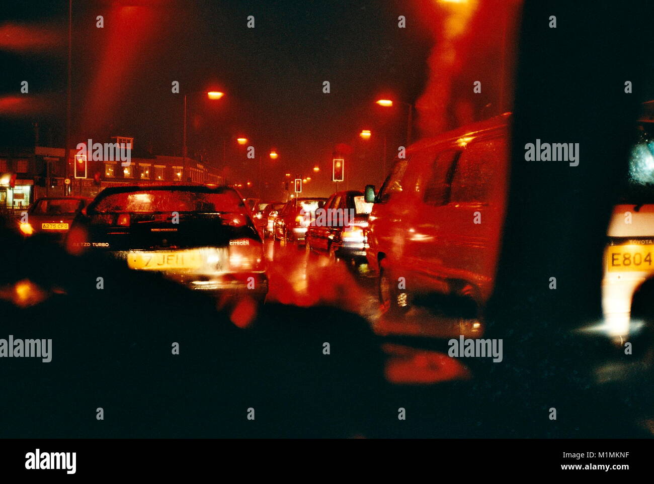 AJAXNETPHOTO. BRIGHTON, England. - Der Fahrer BLICK des städtischen Verkehrs in einer regnerischen Nacht. Foto: Jonathan Eastland/AJAX REF: TC680 14 2 Stockfoto