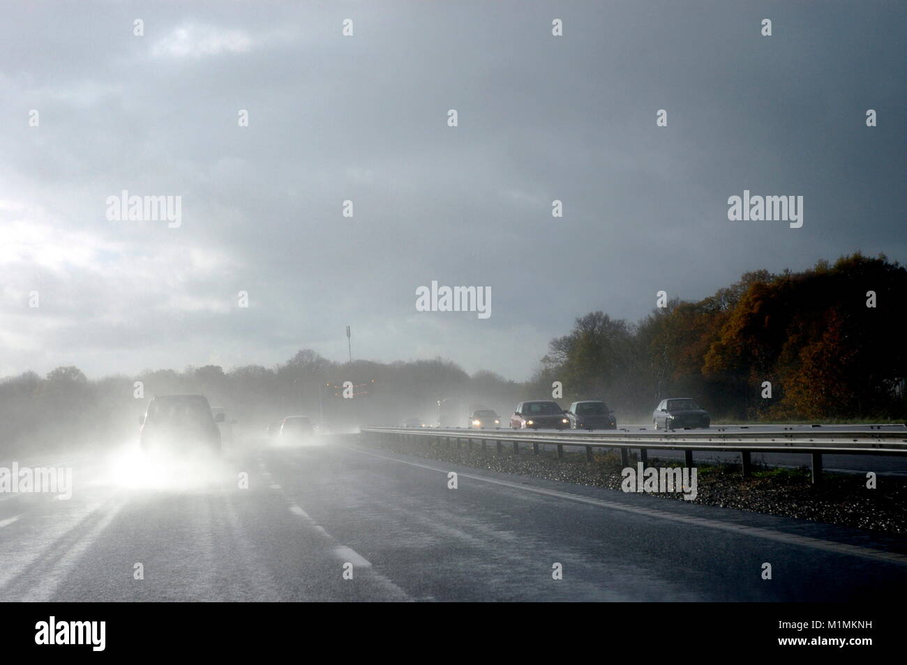 AJAXNETPHOTO. Autobahn M25, England. - Nass- und stürmischen Bedingungen auf der Autobahn M25 entfernt. Foto: Jonathan Eastland/AJAX REF: R 62611 1263 Stockfoto