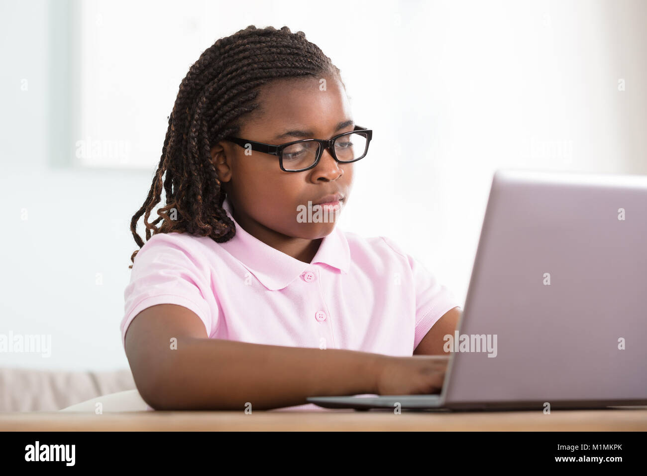 Porträt eines afrikanischen Mädchen studieren auf Laptop Stockfoto