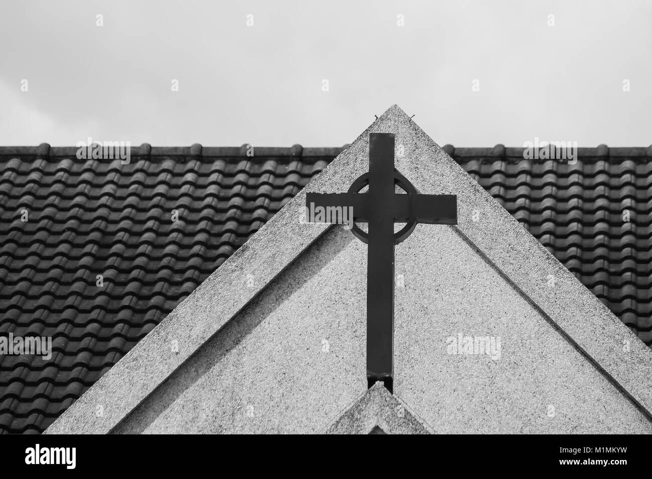 Abstrakte schwarz-weiß Bild von Metall Heilig Kreuz oder Kruzifix auf der Oberseite der weißen Kirche. Stockfoto