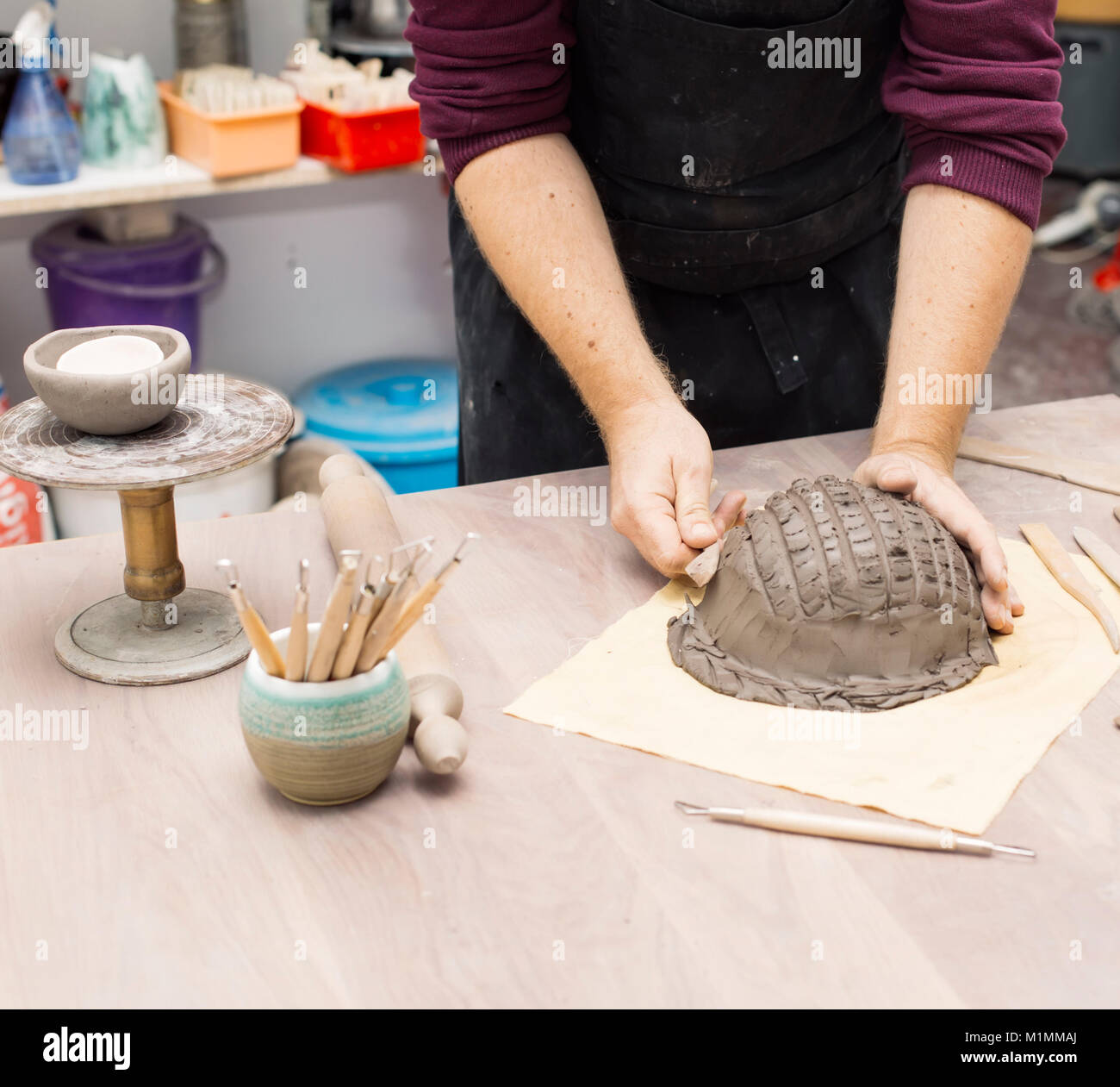 Cllose bis auf qualifizierte Meister Vorbereitung Ton Werkstücke für neue Kreationen Stockfoto