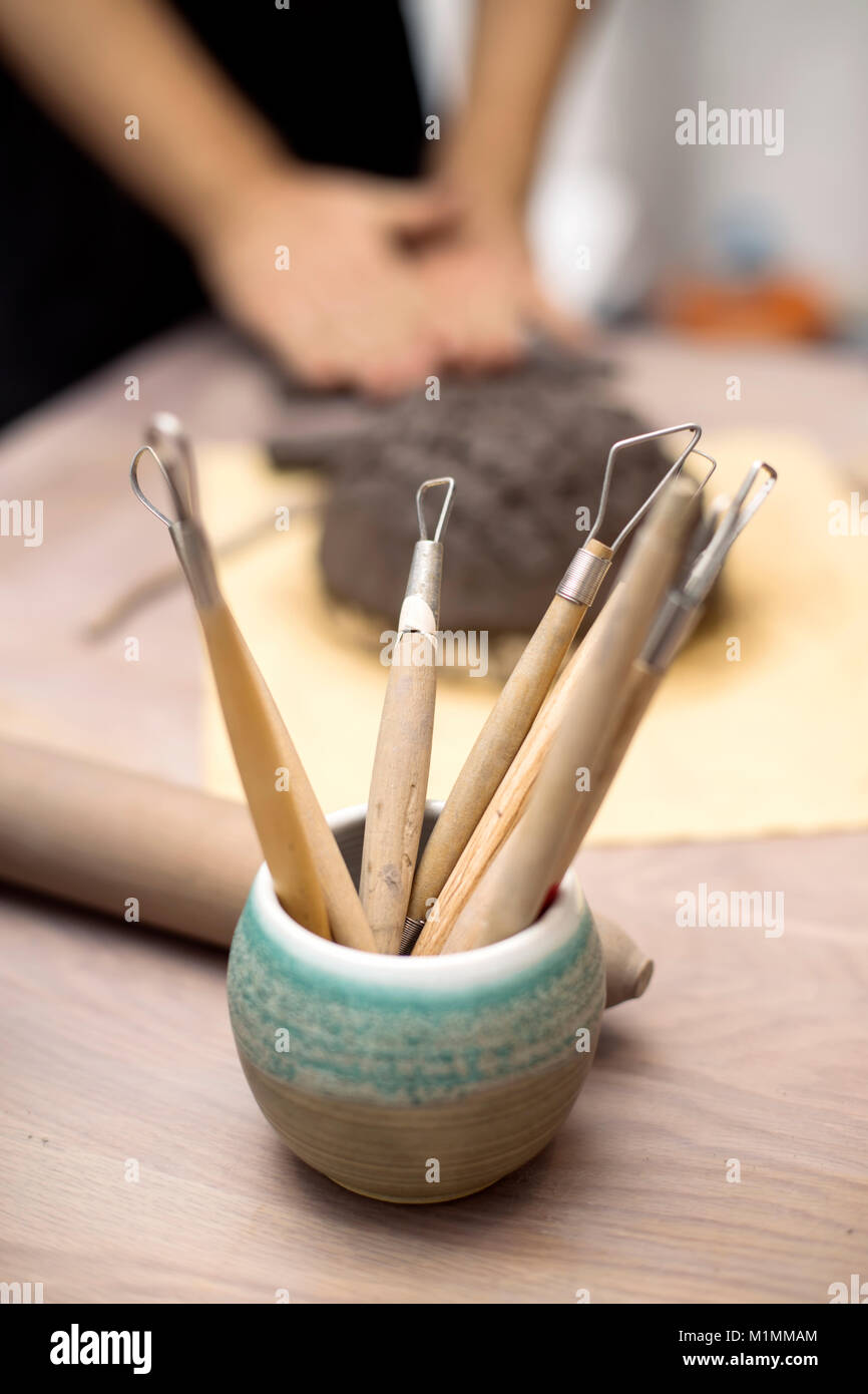 Cllose bis auf qualifizierte Meister Vorbereitung Ton Werkstücke für neue Kreationen Stockfoto