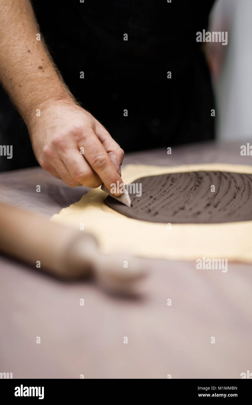 Cllose bis auf qualifizierte Meister Vorbereitung Ton Werkstücke für neue Kreationen Stockfoto