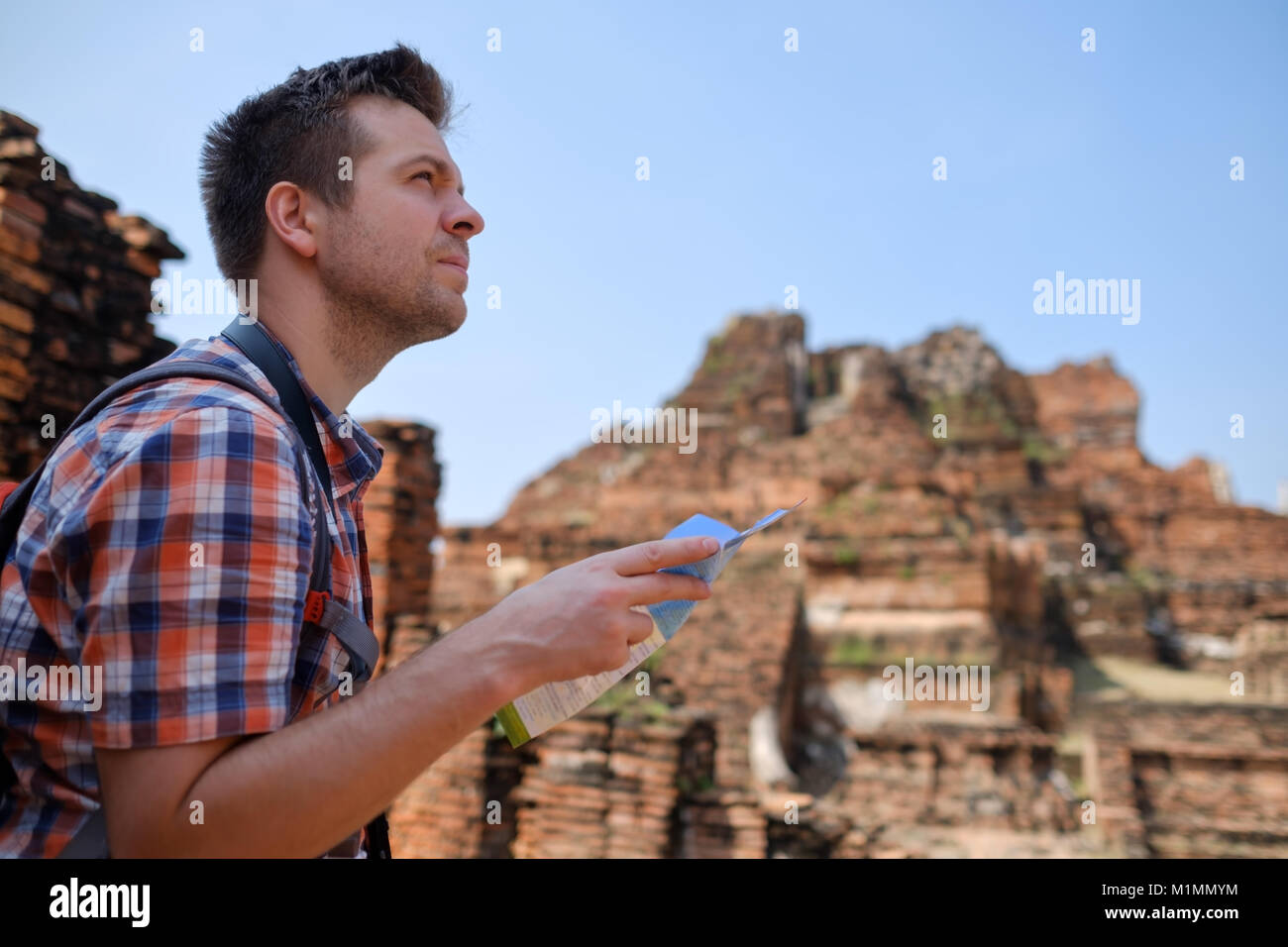 Kaukasische männliche Touristen mit Karte in Asien Thailand Reisen lifestyle Konzept Stockfoto