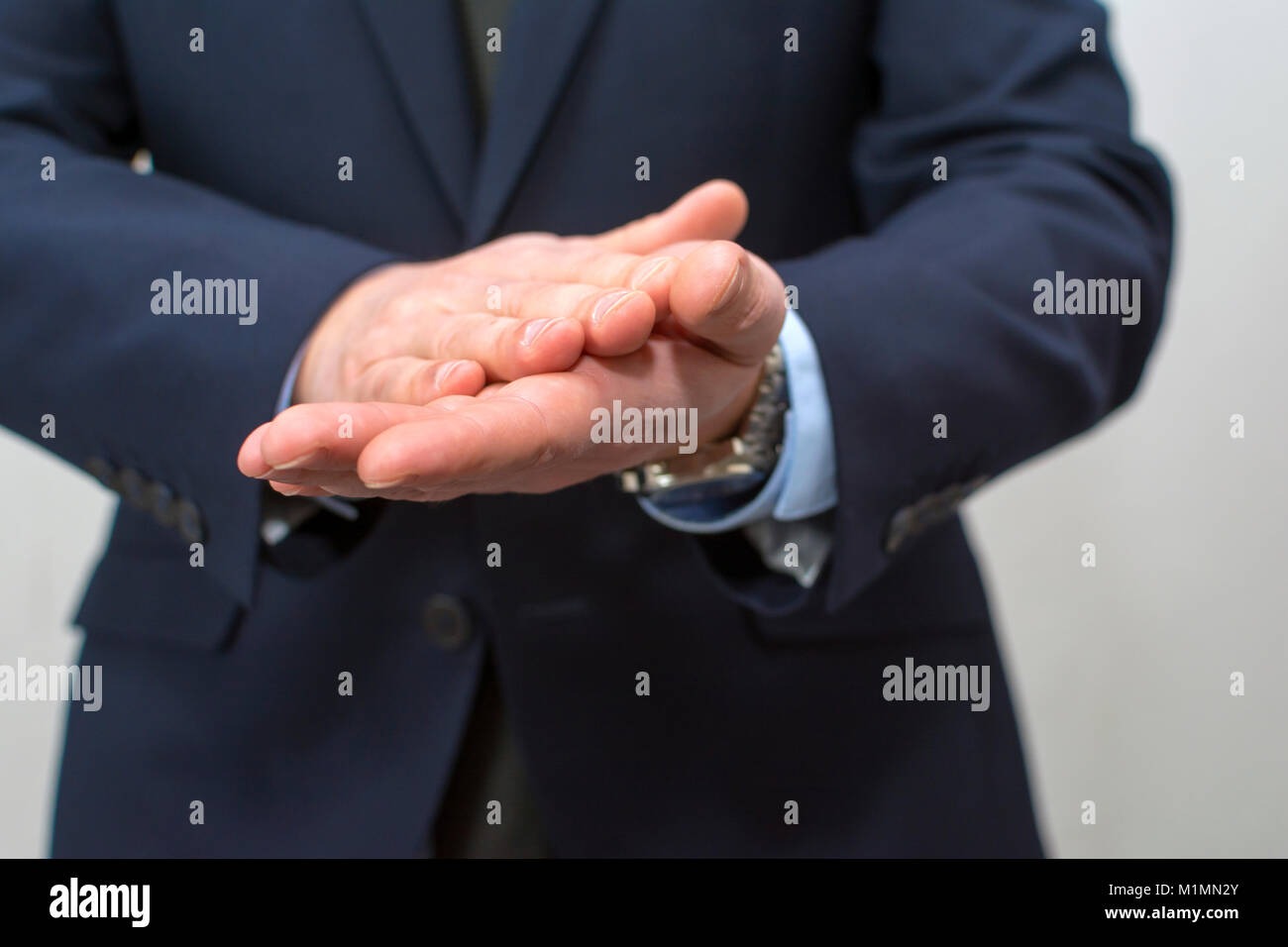 Geschäftsmann, rieb sich die Hände zusammen. Stockfoto