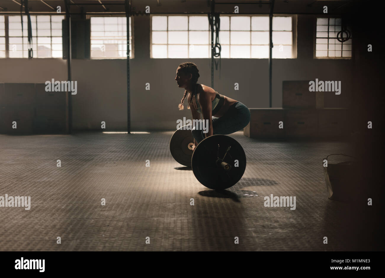 Muskulösen weiblichen Athleten Heben schwerer Gewichte im Fitnessstudio. Fitness Frau tun weightlifting Übung im Health Club. Stockfoto