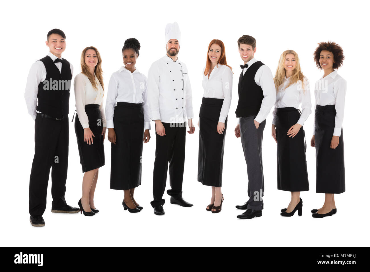 Portrait von zuversichtlich, das Personal im Restaurant gegen den weißen Hintergrund stehen Stockfoto