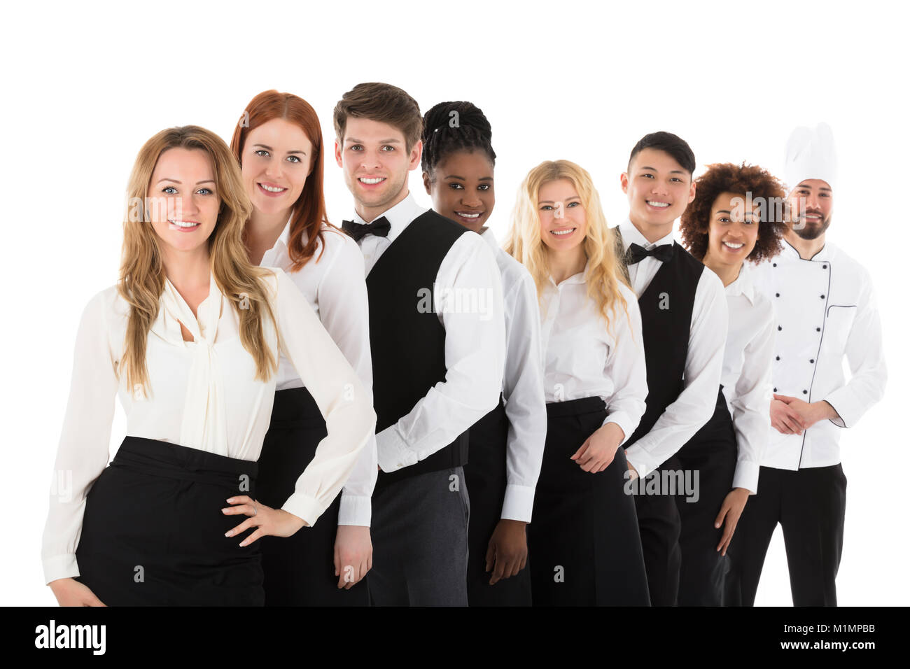 Gerne zuversichtlich, das Personal im Restaurant in der Zeile vor weißem Hintergrund stehend Stockfoto