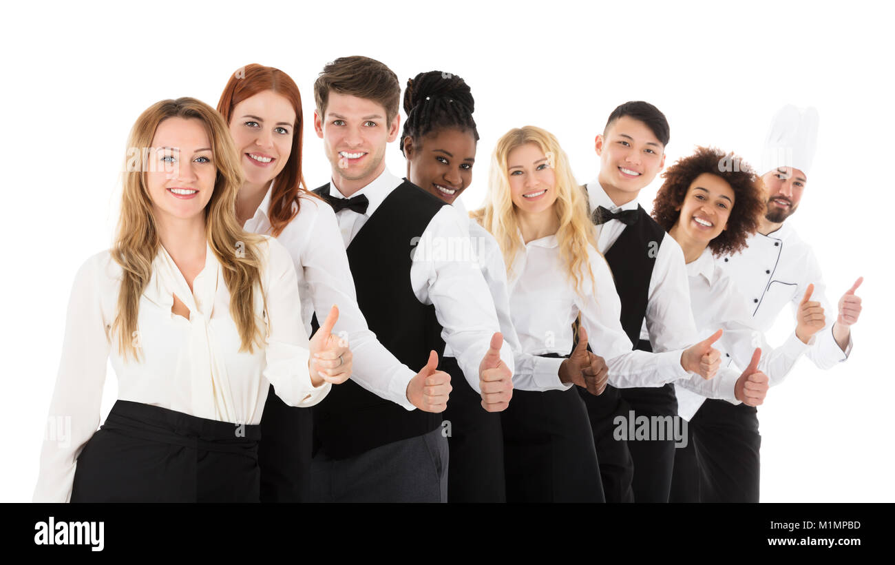 Selbstbewussten jungen Personal im Restaurant Gestik Daumen oben auf weißem Hintergrund Stockfoto