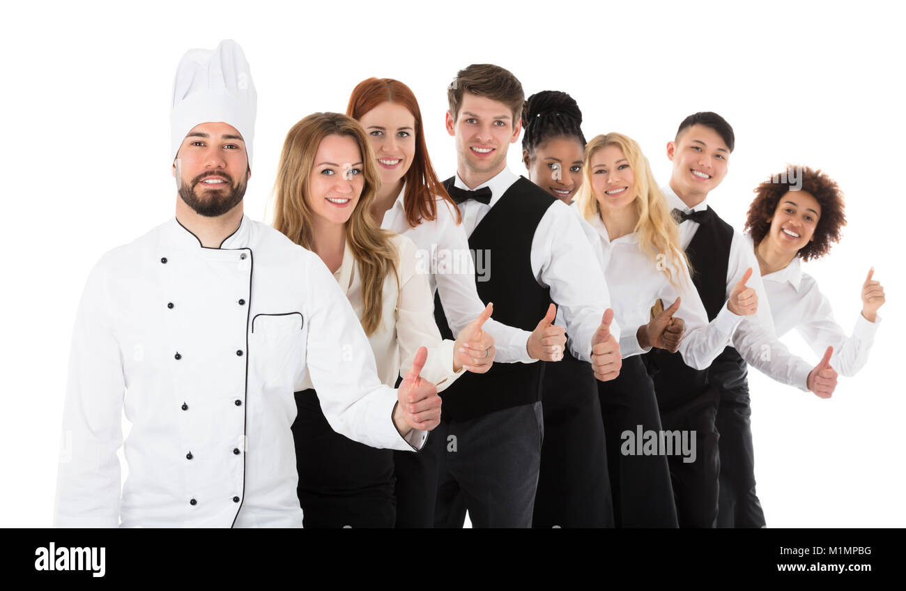 Selbstbewussten jungen Personal im Restaurant Gestik Daumen oben auf weißem Hintergrund Stockfoto